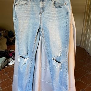 Skinny jeans cut out knee